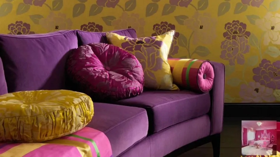 Фиолетовый диван с желтыми подушками