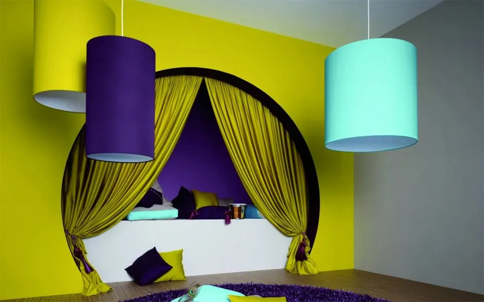 Комната в желто фиолетовых тонах