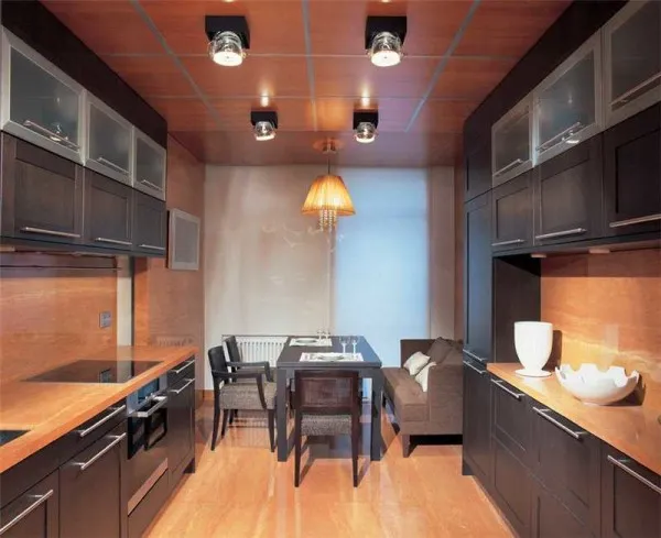 Двухрядная планировка мебели в кухне подходит для длинных кухонь 