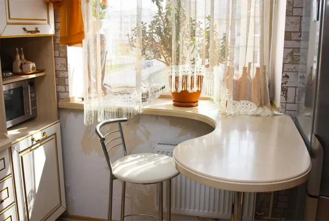 подоконник - стол на маленькой кухне