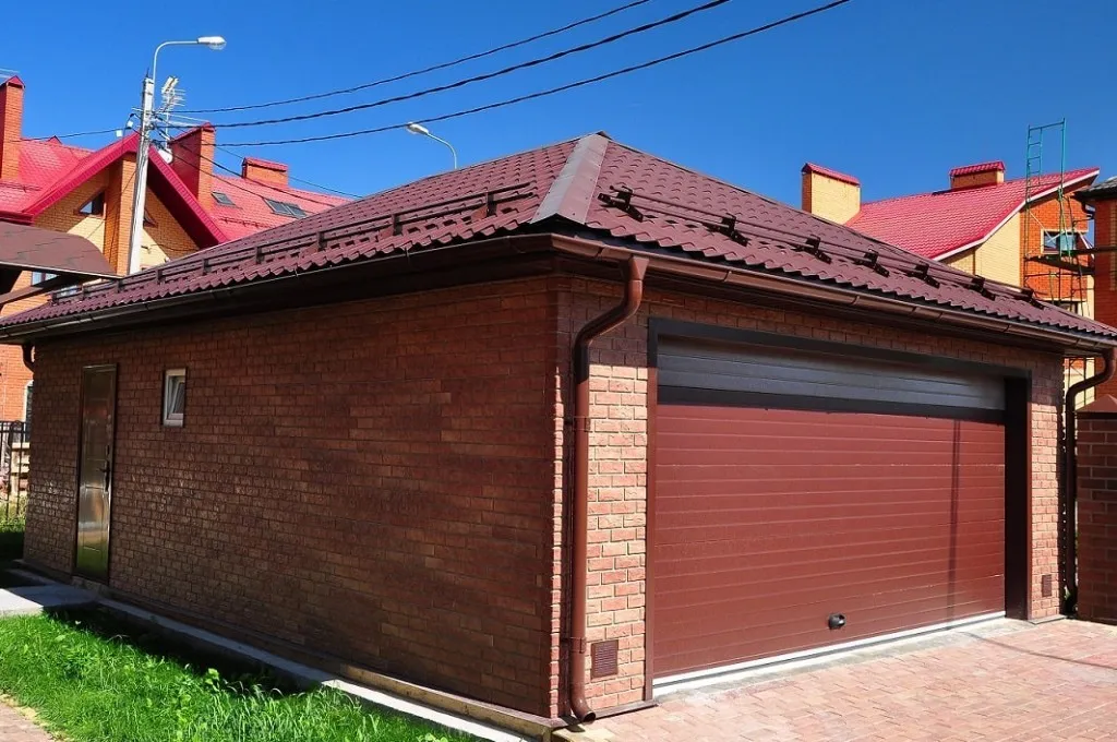 Металлочерепица на крыше гаража в частном доме