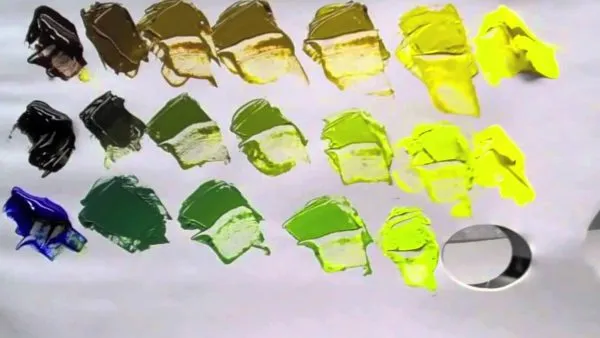 Смешение красок на палитре для получения зеленых тонов