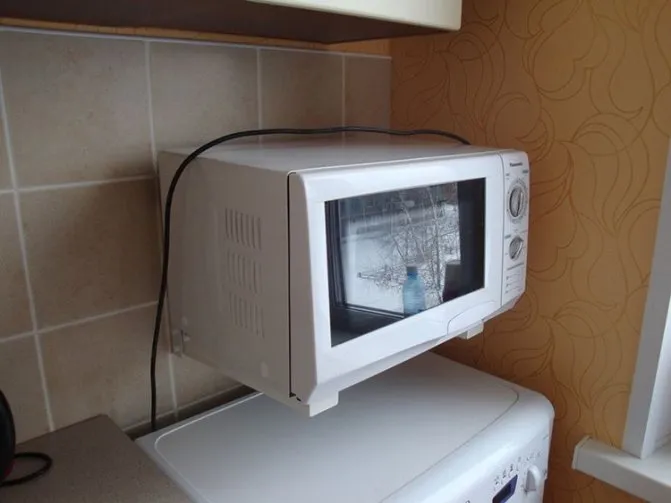 Размещение кронштейнов над стиральной машиной или холодильником вполне оправдано и удобно при использовании