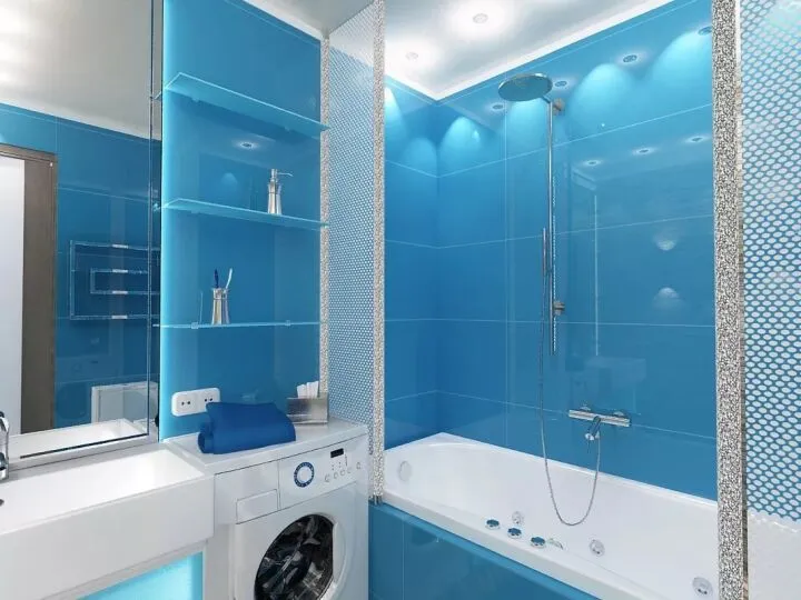 Синяя маленькая ванная комната