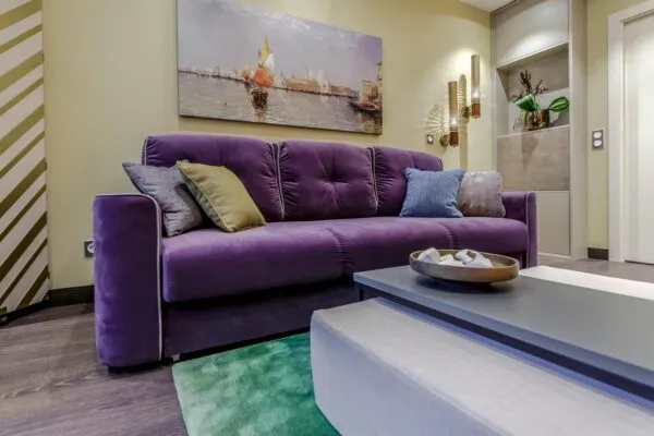 Фото фиолетового дивана