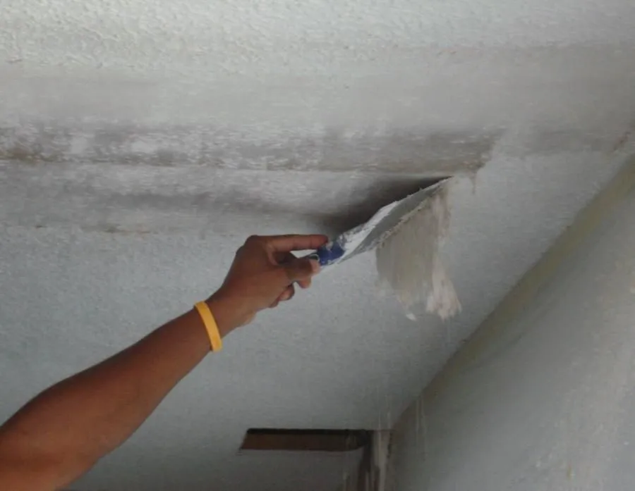 удалить водоэмульсию очень просто, если предварительно смочить потолок.