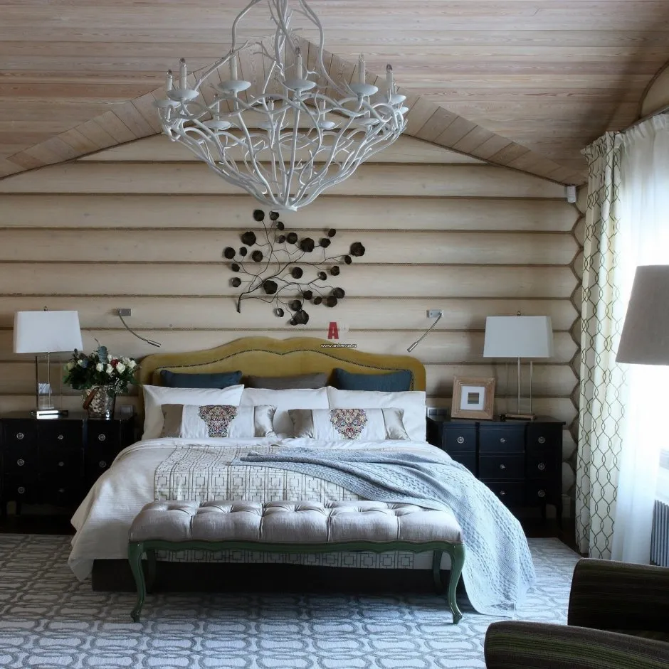 Белая спальня в деревянном доме (34 фото)