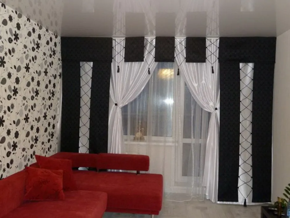 Черные шторы в интерьере гостиной