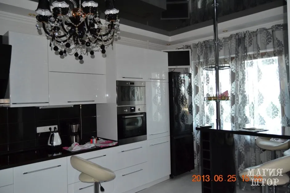 Занавески на кухню под белую кухню с черной столешницей