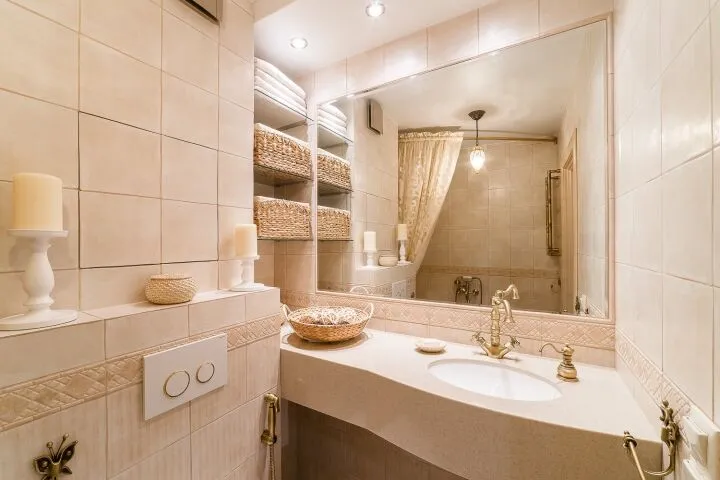 Красивый интерьер ванной комнаты в бежевом цвете