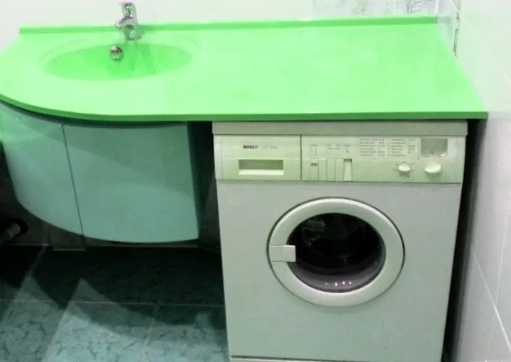 Зеленая столешница над стиральной машиной