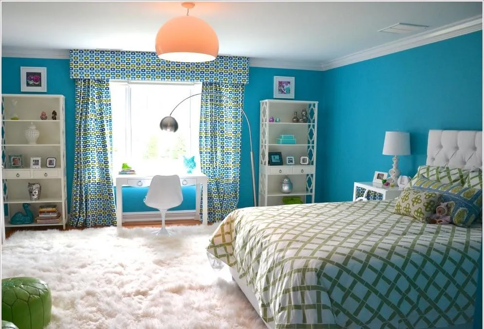 Разноцветные шторы с ламбрекенами в спальне