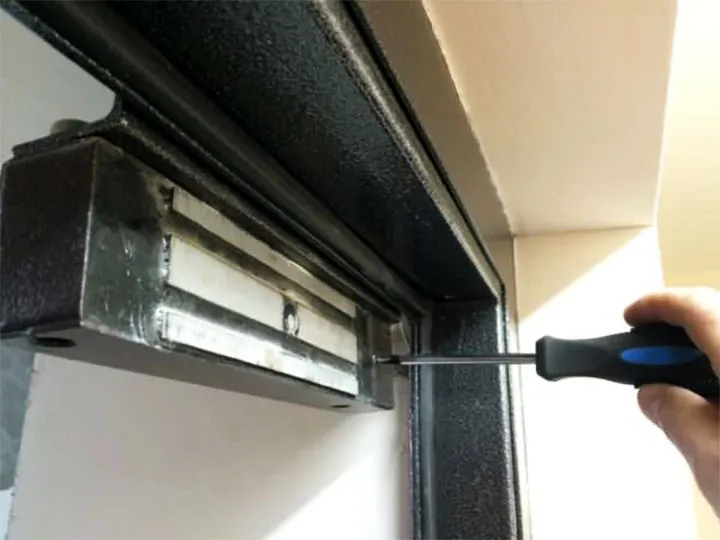 Установка электромагнитного замка на дверь