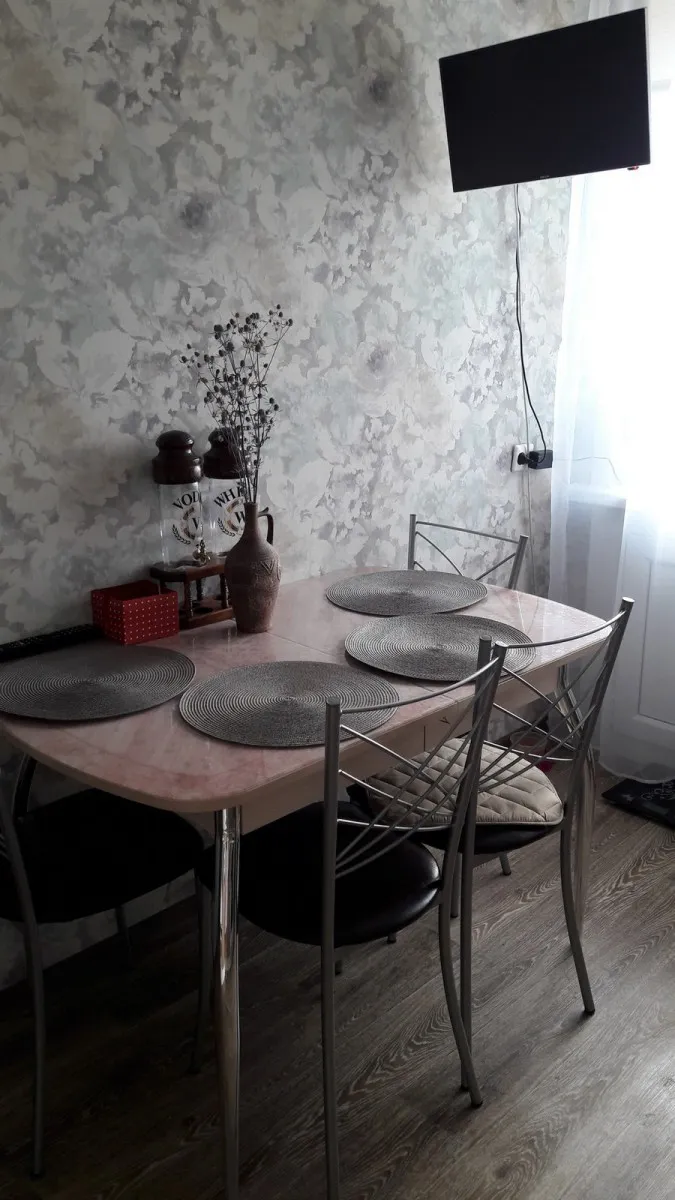 25 фото кухонь в хрущевке с обоями на стенах 
