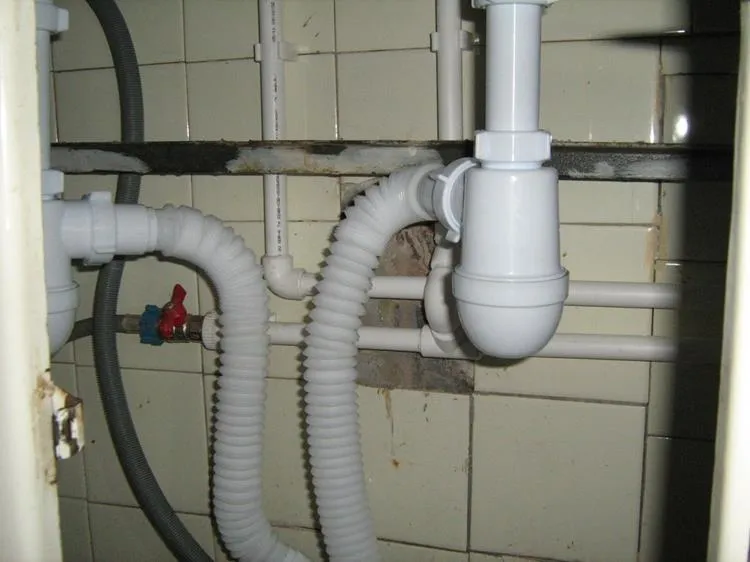 Подключение сливной трубы к канализации