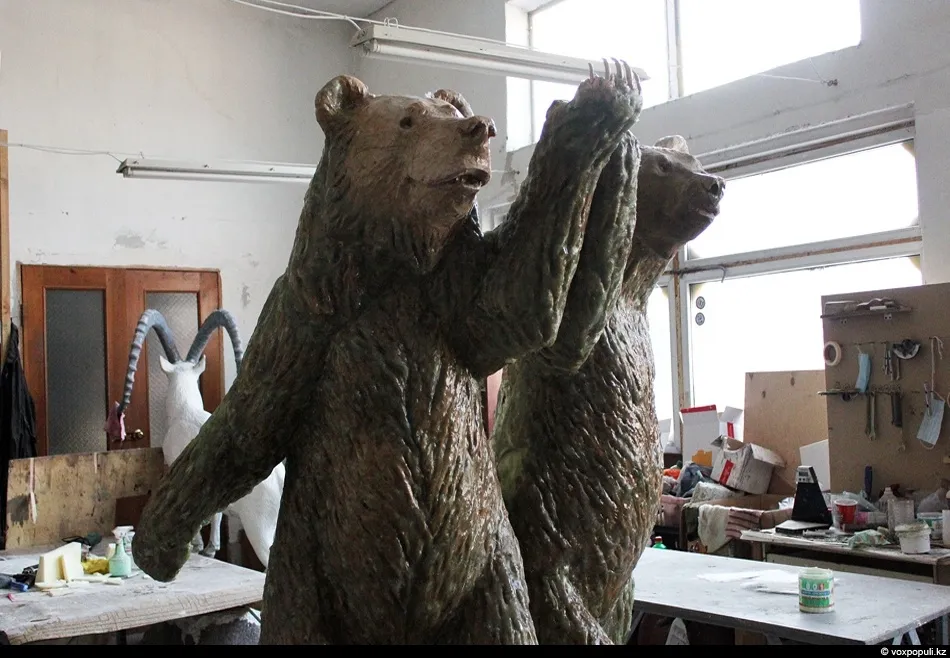 Тем временем, в соседнем цехе статую медведей покрыли полиэфирной смолой