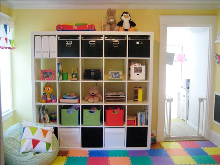 Стеллаж для игрушек и книг поможет поддерживать порядок в детской комнатеФОТО: brand-google.com