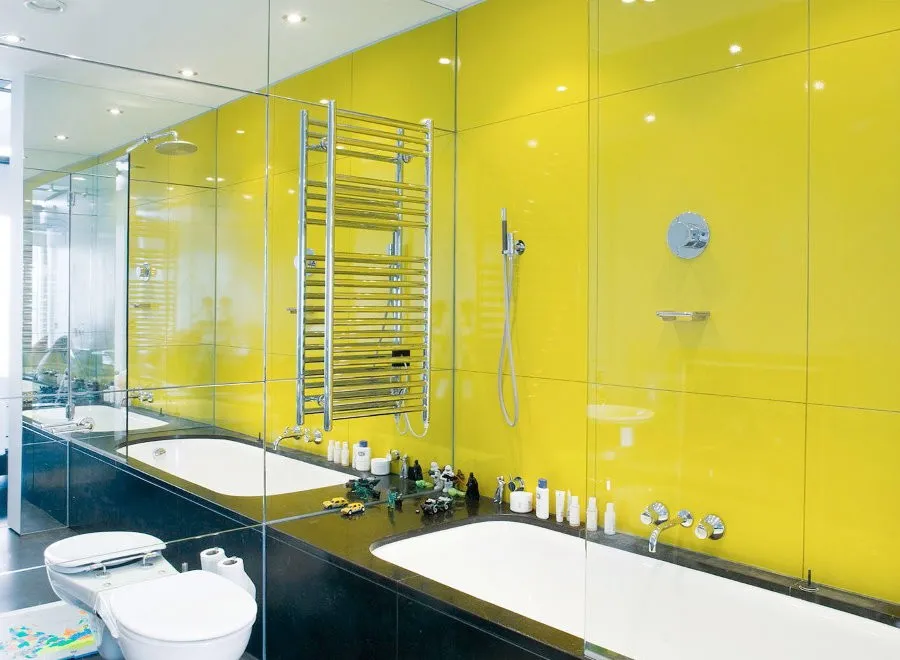 Желтая плитка на стене совмещенной ванной