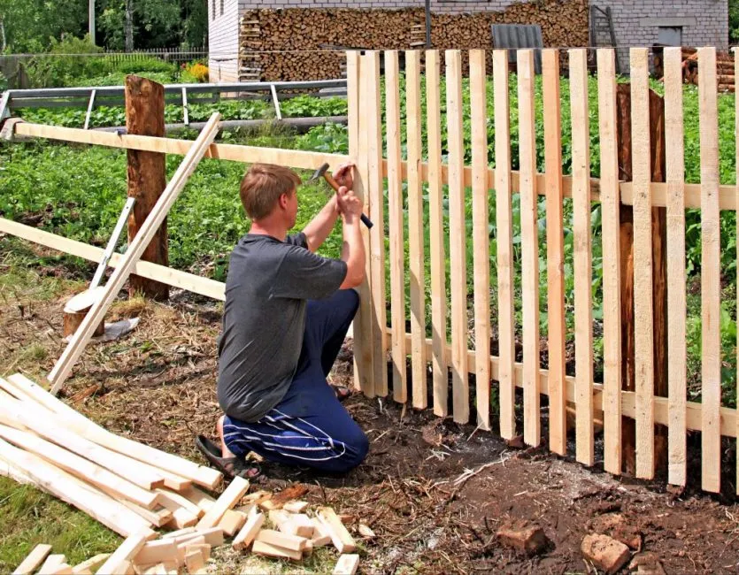 Штакетный забор на деревянных опорах