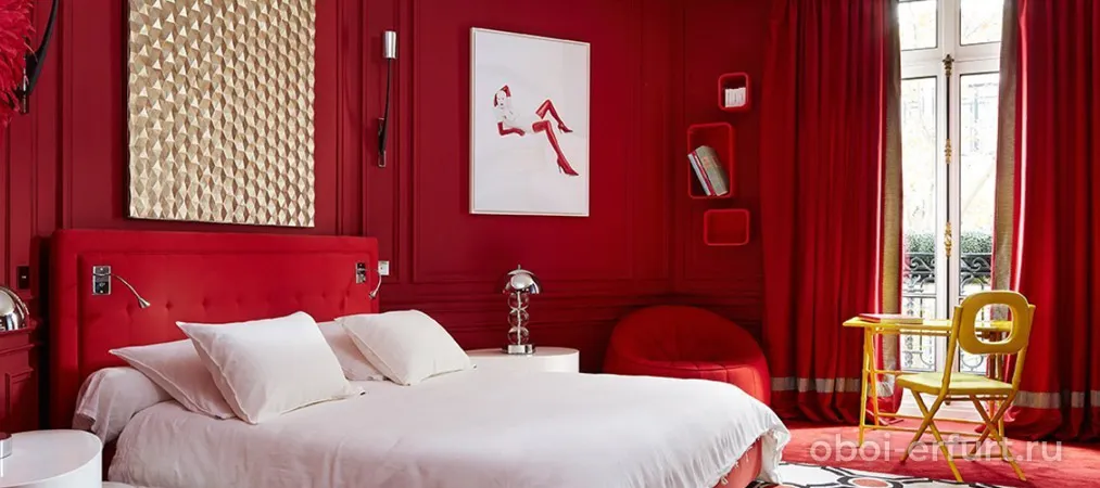 Спальня с красными обоями 